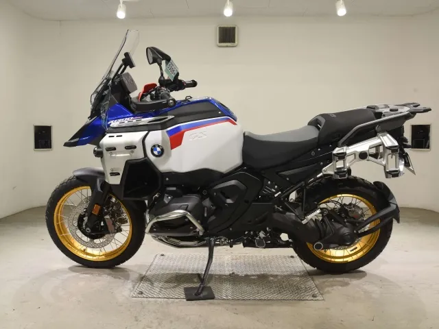 BMW R1300Gs Adv Asa 2026, white | red | blue, фото 2