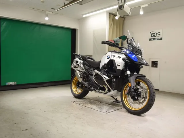 BMW R1300Gs Adv Asa 2026, white | red | blue, фото 3