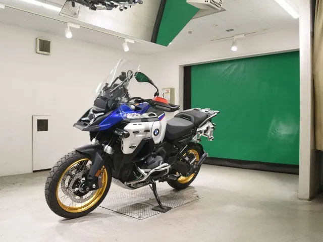BMW R1300Gs Adv Asa 2026, white | red | blue, фото 4