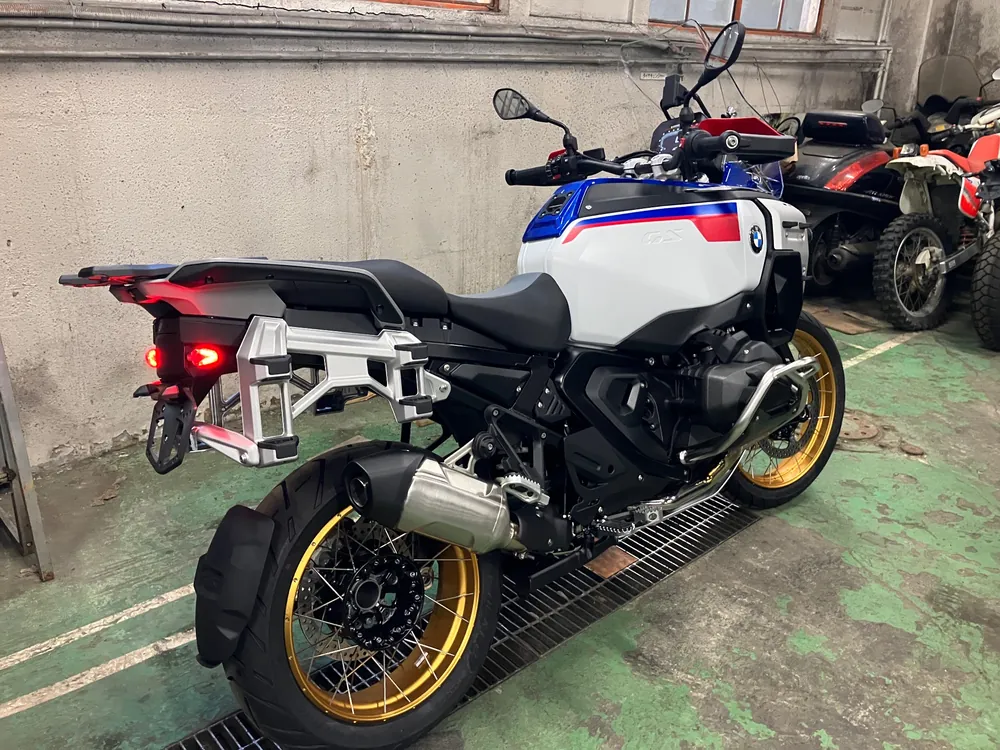 BMW R1300Gs Adv Asa 2026, tricolor color, фото 2