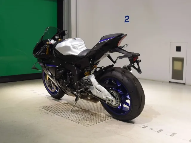 Yamaha YZF-R1M 2026, чёрный, серебристый, фото 6