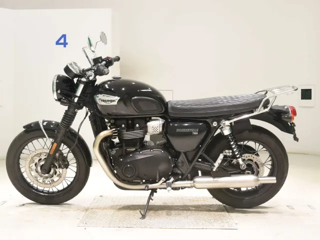 Triumph Bonneville T100 2024, чёрный, фото 2