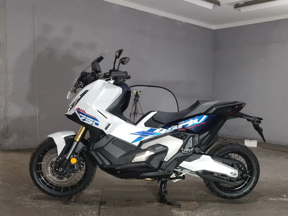 Honda X-ADV750 2026, white / blue, фото 2