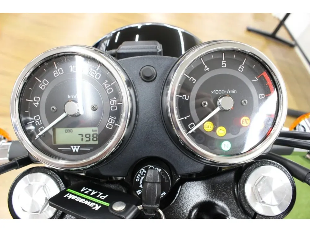 Kawasaki W800-2 2025, чёрный, красный, фото 3