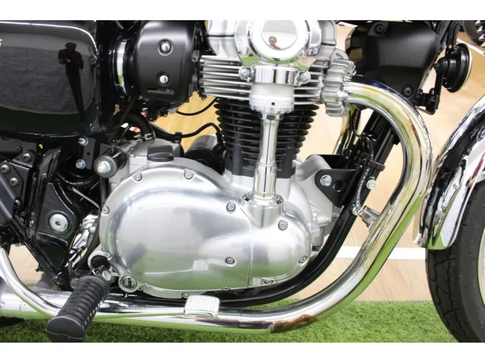 Kawasaki W800-2 2025, чёрный, красный, фото 6