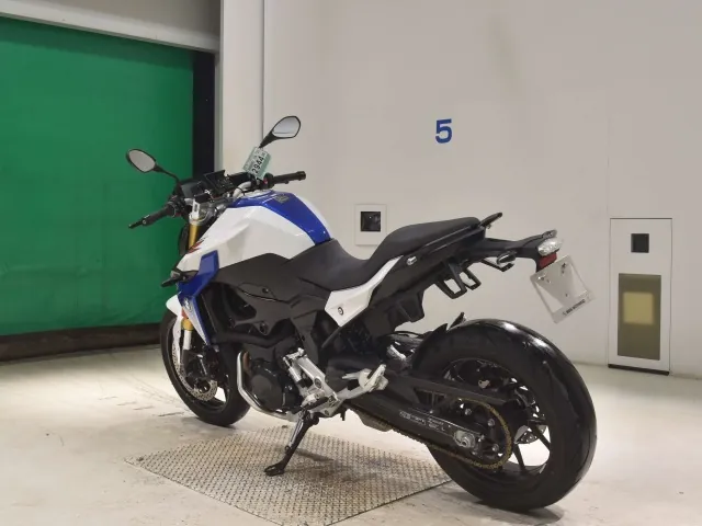 BMW F900R 2023, белый, синий, фото 6