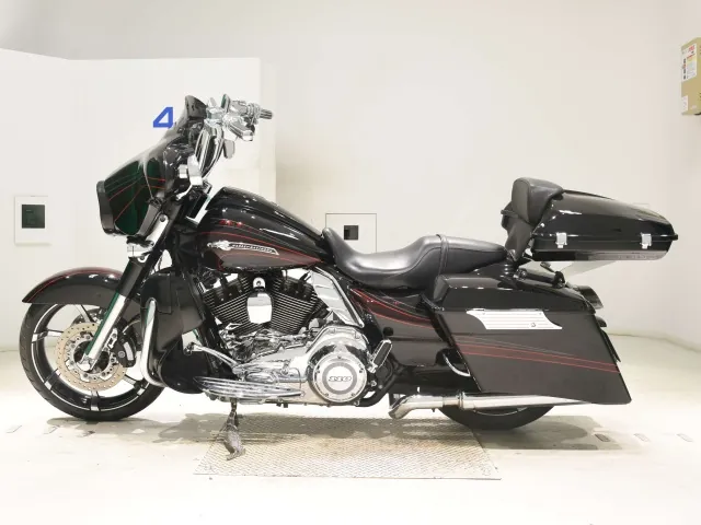Harley-Davidson FLHXSE1800CVO 2011, чёрный, фото 2