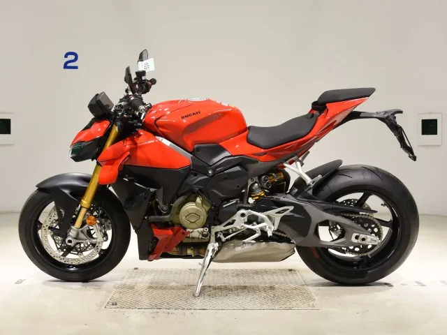 Ducati Street Fighter V4S 2026, красный, фото 2