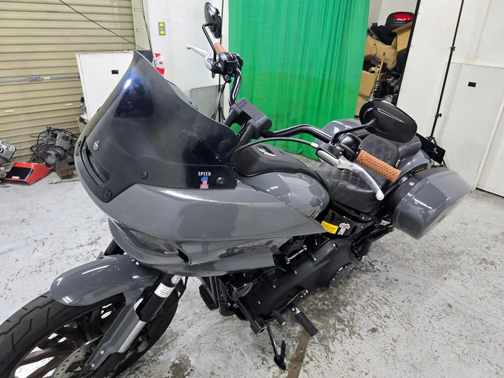 Harley-Davidson FXLRST 2022, серый, фото 10