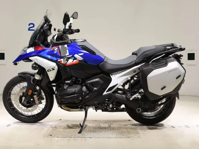 BMW R1300GS 2024, white | red | blue, фото 2