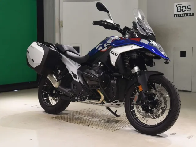 BMW R1300GS 2024, white | red | blue, фото 3