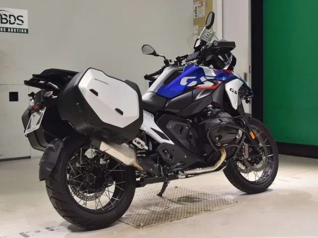 BMW R1300GS 2024, white | red | blue, фото 5