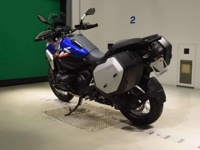 BMW R1300GS 2024, white | red | blue, фото 6