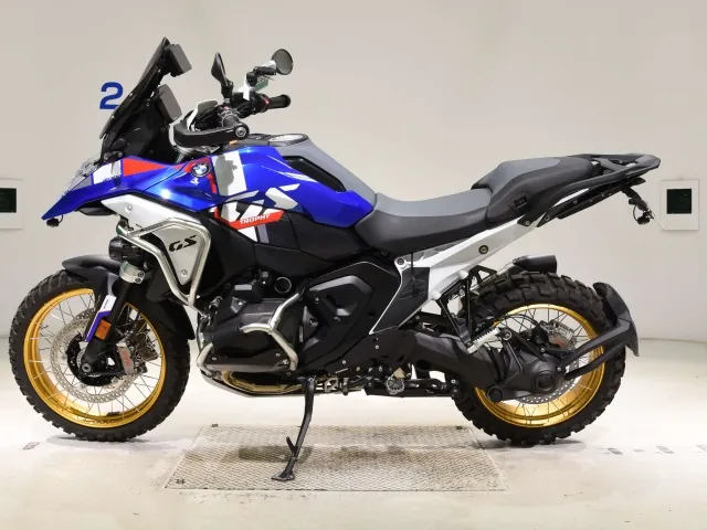 BMW R1300GS 2025, white | red | blue, фото 2