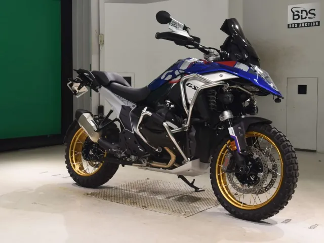 BMW R1300GS 2025, white | red | blue, фото 3