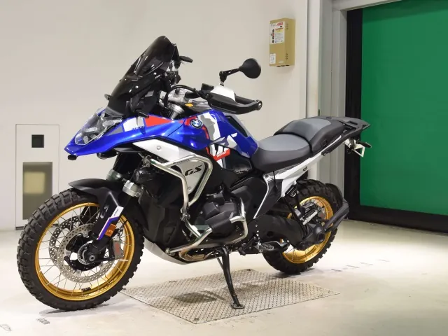 BMW R1300GS 2025, white | red | blue, фото 4