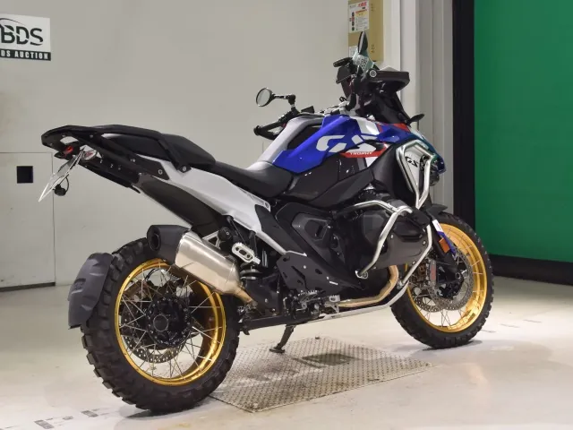 BMW R1300GS 2025, white | red | blue, фото 5