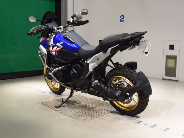 BMW R1300GS 2025, white | red | blue, фото 6