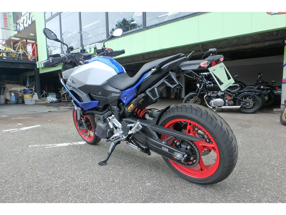 BMW F900XR STANDARD 2026, белый, синий, фото 12