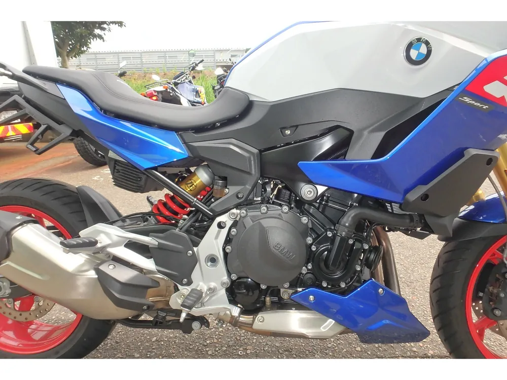 BMW F900XR STANDARD 2026, белый, синий, фото 5
