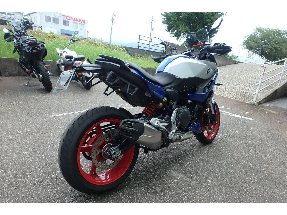 BMW F900XR STANDARD 2026, белый, синий, фото 7