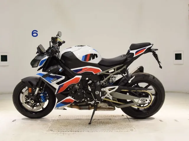 BMW M1000R 2025, white | red | blue, фото 2