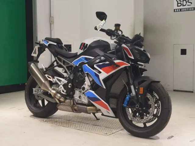 BMW M1000R 2025, white | red | blue, фото 3