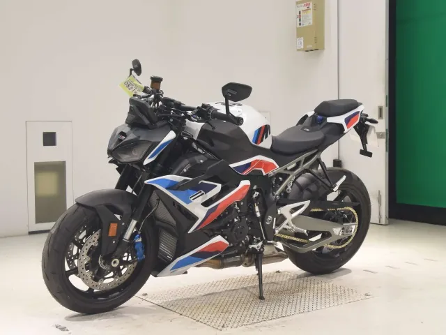 BMW M1000R 2025, white | red | blue, фото 4