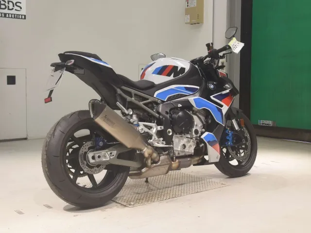BMW M1000R 2025, white | red | blue, фото 5