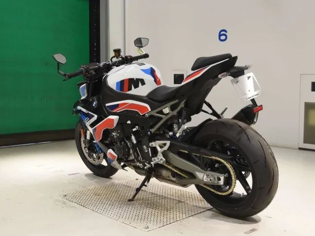 BMW M1000R 2025, white | red | blue, фото 6