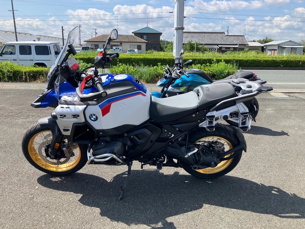 BMW R1300Gs Adv Asa 2026, white / blue / red, фото 2