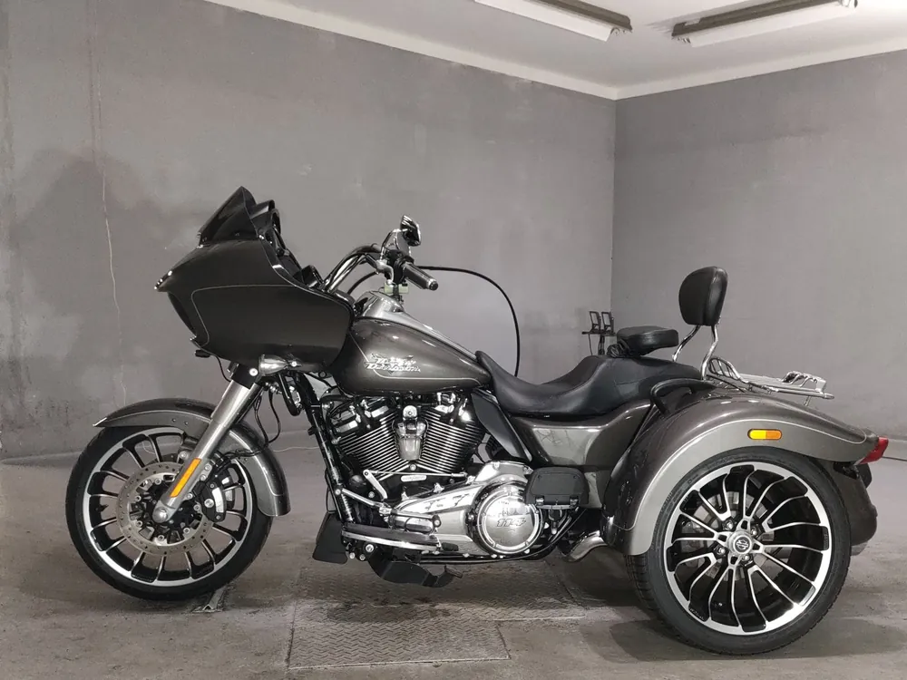 Harley-Davidson FLTRT1870 TRIKE 2023, серый, фото 2