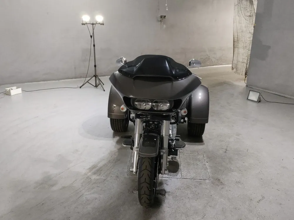 Harley-Davidson FLTRT1870 TRIKE 2023, серый, фото 3