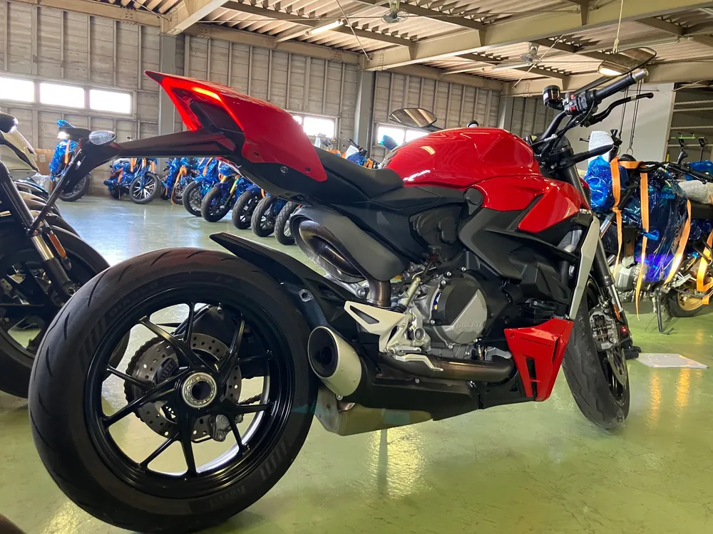 Ducati Street Fighter V2 2023, красный, фото 4