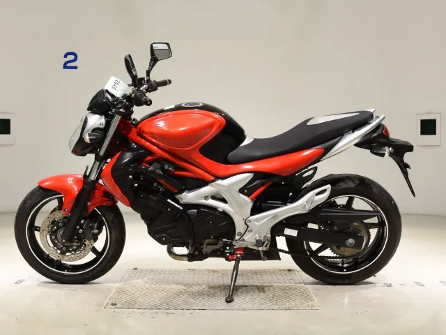 Suzuki Gladius 400 ABS 2011, red | black, фото 2