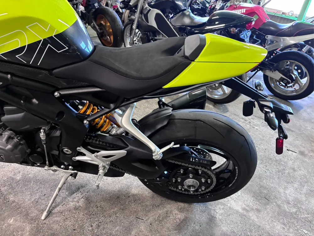 Triumph Speed Triple 1200 RX 2026, жёлтый, фото 11