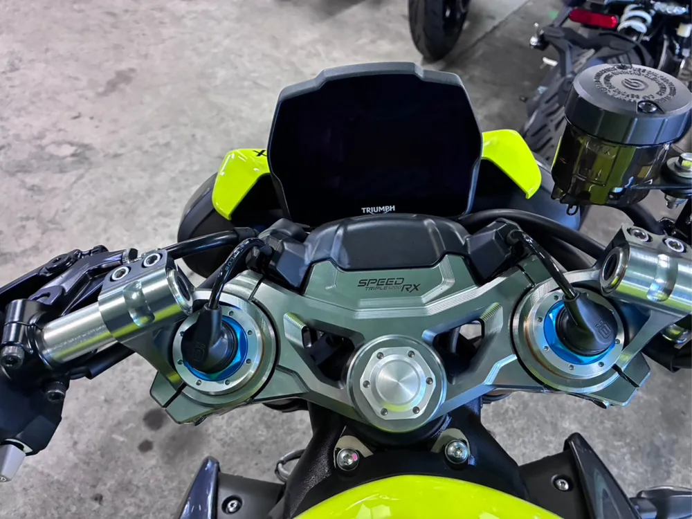 Triumph Speed Triple 1200 RX 2026, жёлтый, фото 15