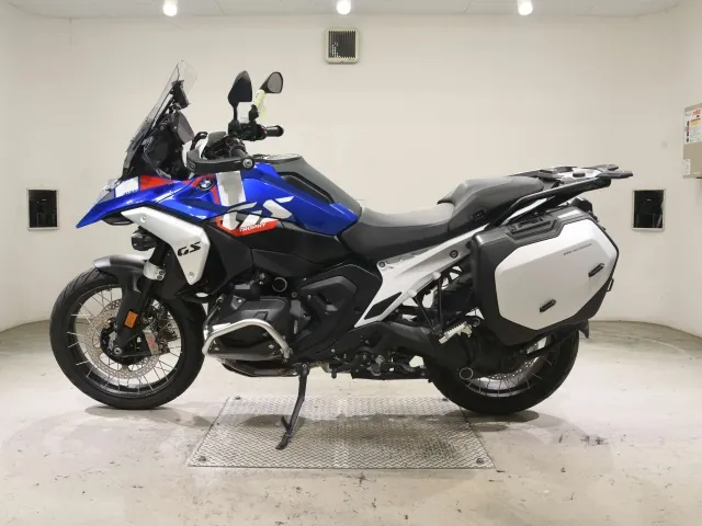 BMW R1300GS 2024, белый, красный, синий, фото 2