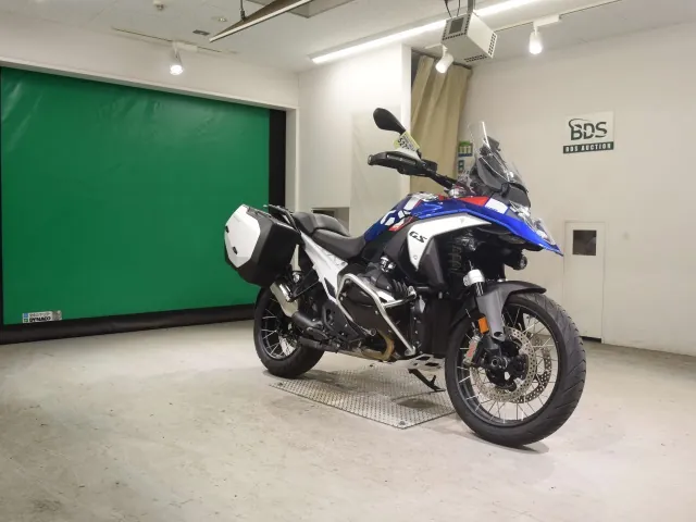 BMW R1300GS 2024, белый, красный, синий, фото 3