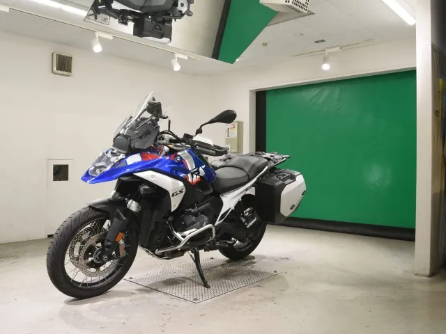 BMW R1300GS 2024, белый, красный, синий, фото 4