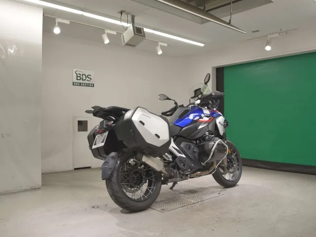 BMW R1300GS 2024, белый, красный, синий, фото 5