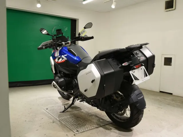 BMW R1300GS 2024, белый, красный, синий, фото 6