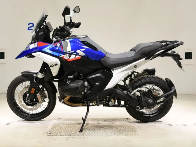 BMW R1300GS 2024, white | red | blue, фото 2