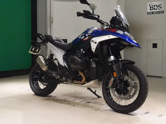 BMW R1300GS 2024, white | red | blue, фото 3