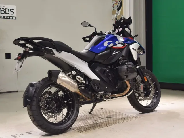 BMW R1300GS 2024, white | red | blue, фото 5