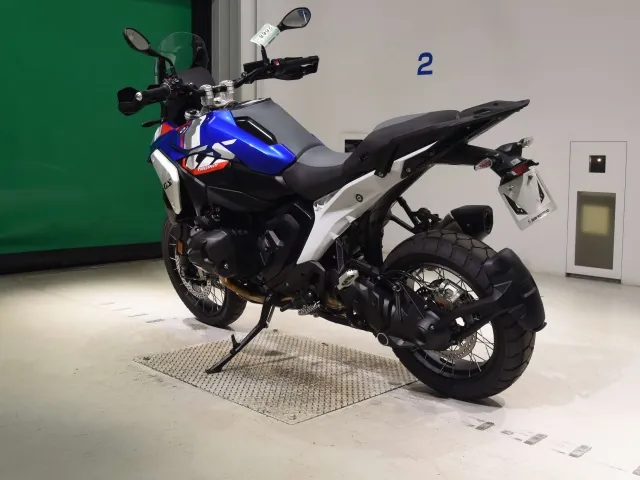BMW R1300GS 2024, white | red | blue, фото 6