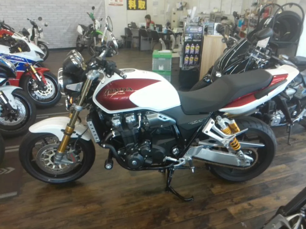 Honda CB1300 2025, p white / red, фото 2