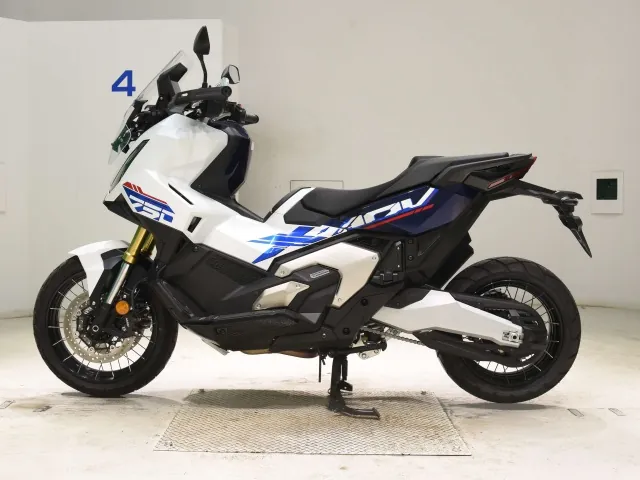 Honda X-ADV750 2026, white | red | blue, фото 2