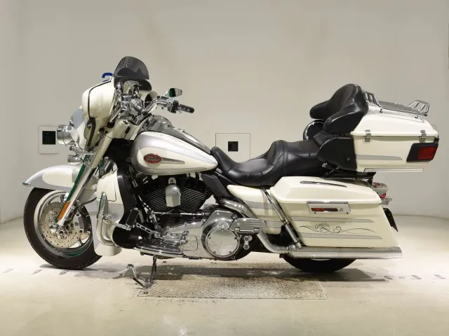 Harley-Davidson FLHTCU1580CVO 2008, белый, серебристый, фото 2
