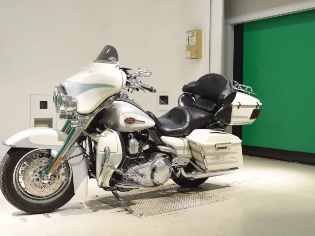 Harley-Davidson FLHTCU1580CVO 2008, белый, серебристый, фото 4